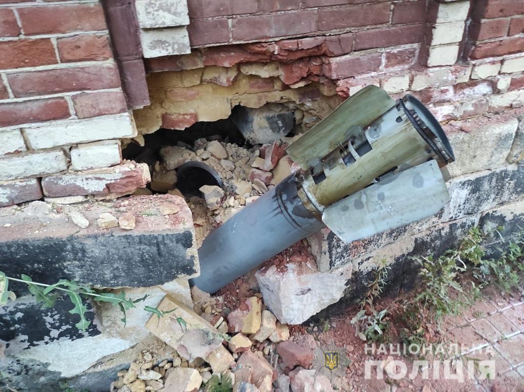 снаряд в фундаменте частного дома после обстрела в Донецкой области