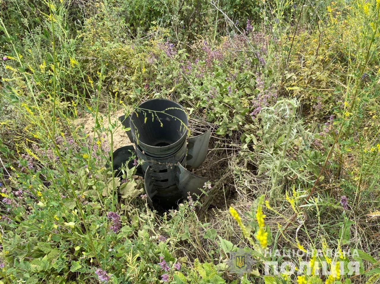 неразорванный снаряд в степи в Донецкой области