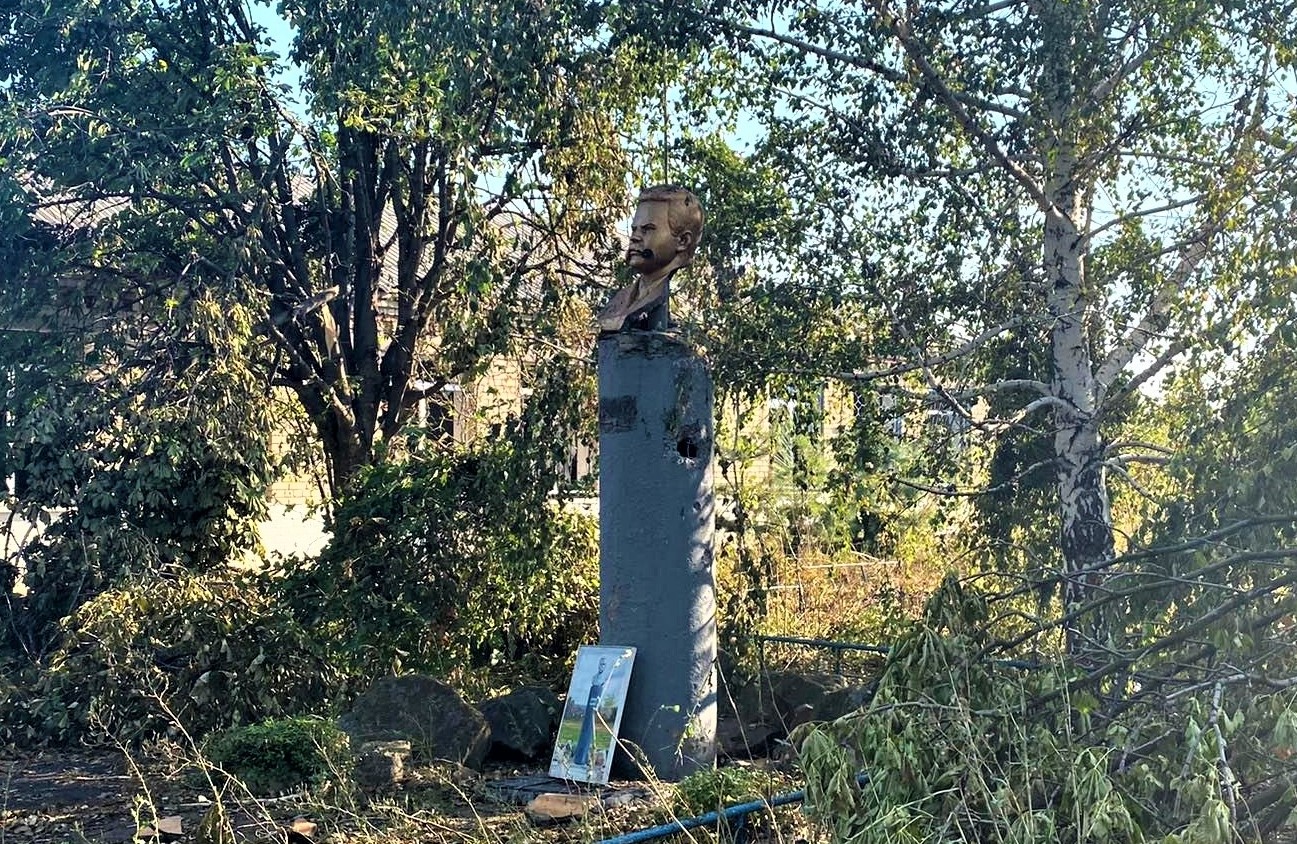 пам'ятник Микиті Шаповалу у Серебрянці біля Сіверська