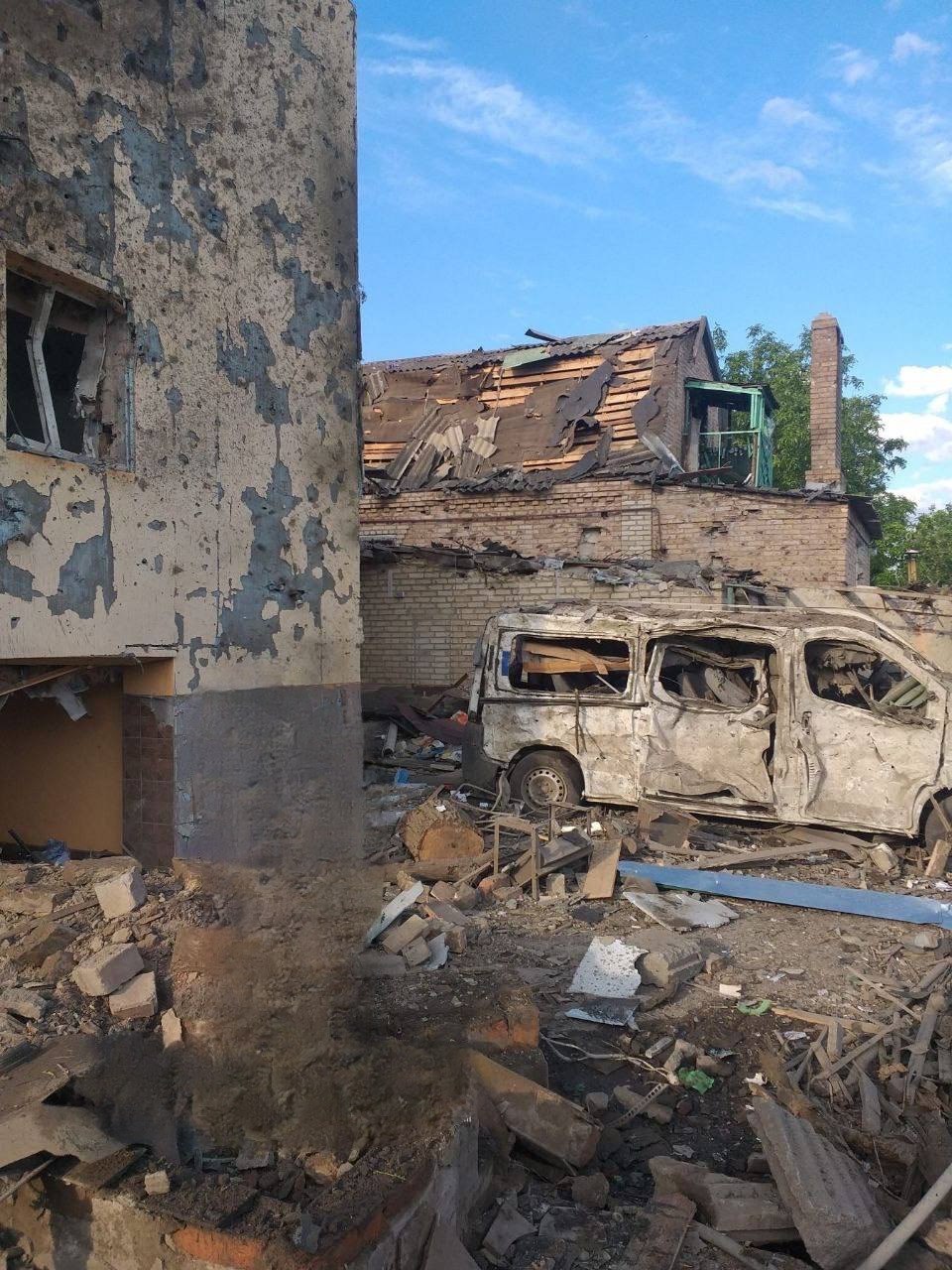 Российские захватчики обстреляли Бахмут и полностью уничтожили 2 частных дома. Ранен ребенок 2