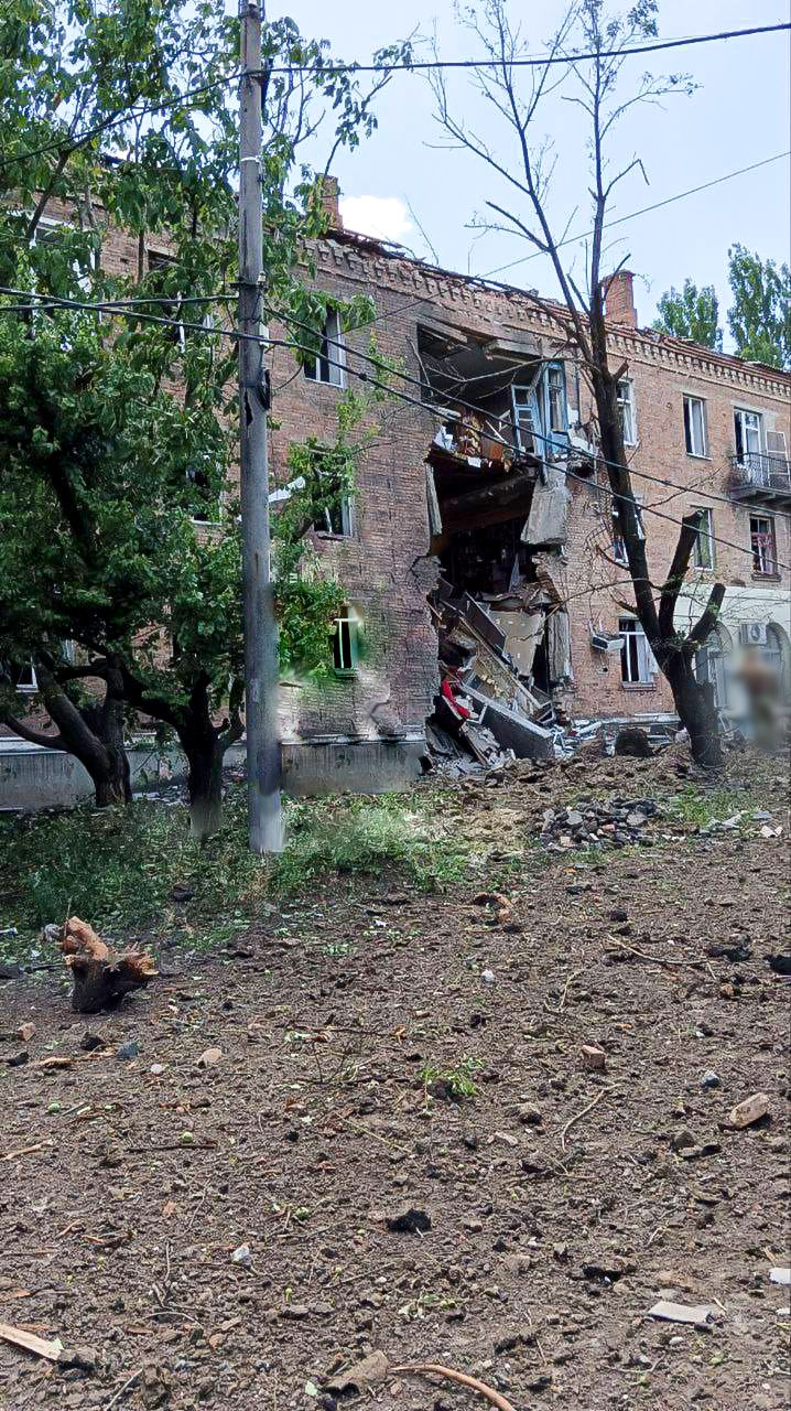 Второй раз за день: Бахмут снова попал под обстрел россиян. Двое горожан ранены, разрушены дом и ТЦ 1