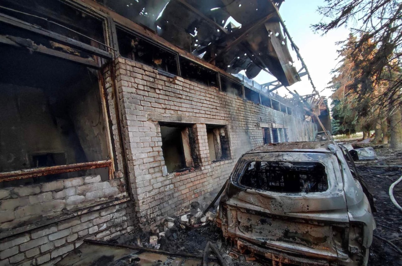 В Часов Яре от обстрелов оккупантов сгорело здание железнодорожного вокзала, еще одно повреждено 2