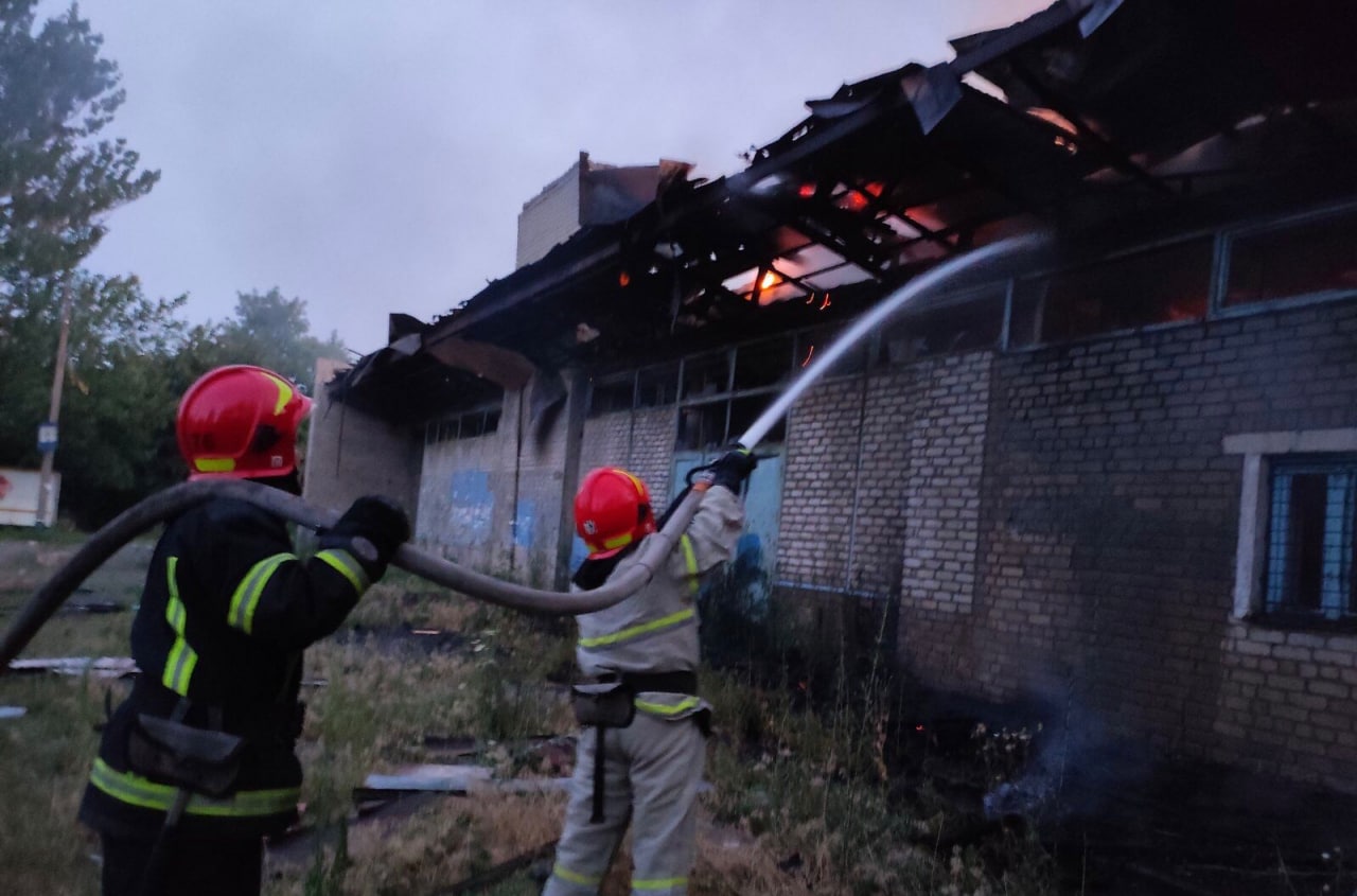 В Часов Яре от обстрелов оккупантов сгорело здание железнодорожного вокзала, еще одно повреждено 1