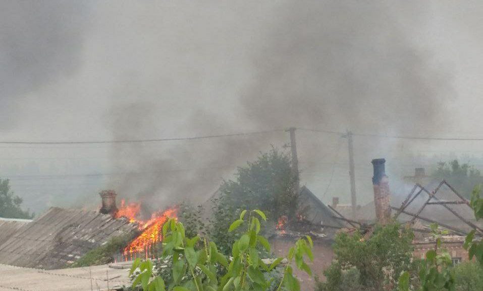 Русские обстреляли Бахмут зажигательными боеприпасами. Несколько домов охватили пожары (ВИДЕО))