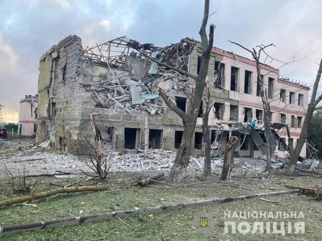 За добу на Донеччині обстріляли 13 населених пунктів. Зруйновані 2 школи
