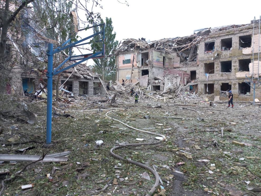 В Краматорске под завалами разрушенной россиянами школы могут быть люди