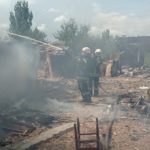 Горели частный дом и гаражи: Соледар в очередной раз оказался под обстрелом россиян