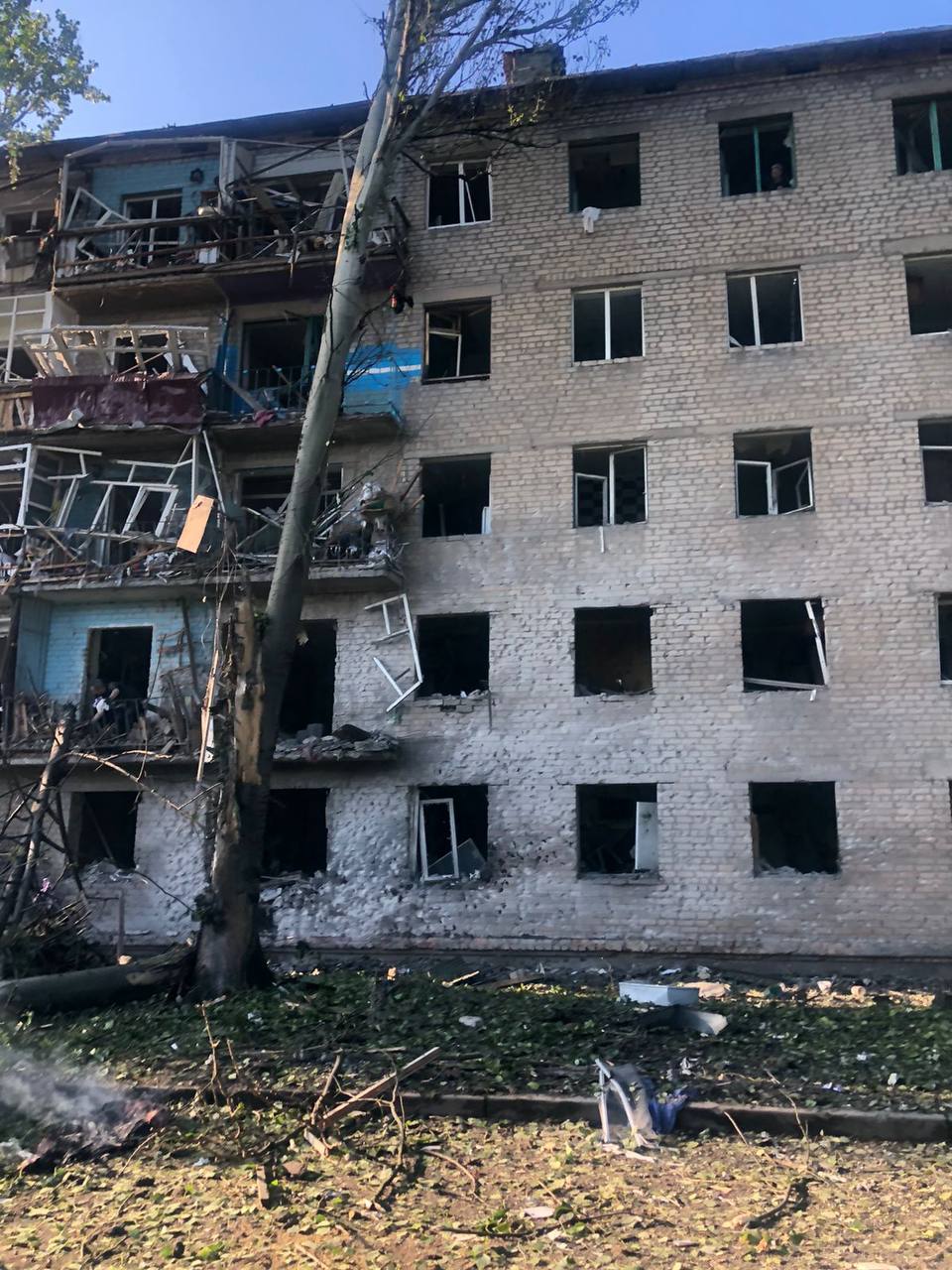 Оккупанты попали по жилой пятиэтажке в Бахмуте. Погибла женщина, еще одну вытащили из-под завалов 2