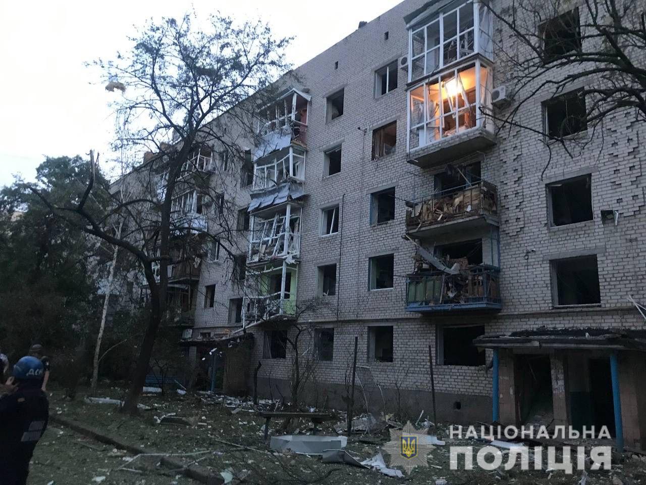 поврежденный обстрелом многоквартирный дом в Донецкой области