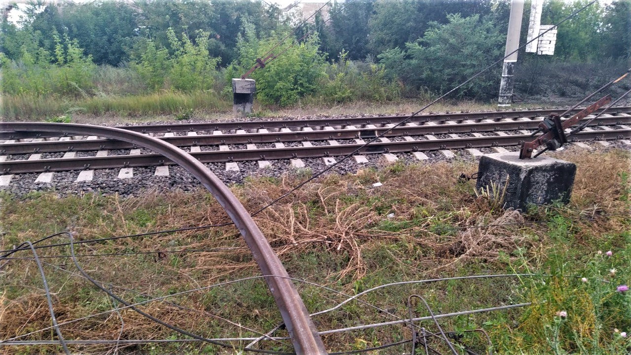 пошкоджені обстрілом залізничні рейки у Костянинівці