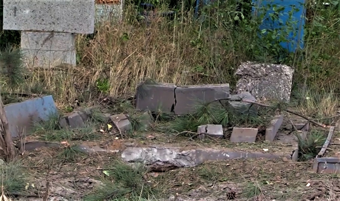 поврежденное кладбище в Северске