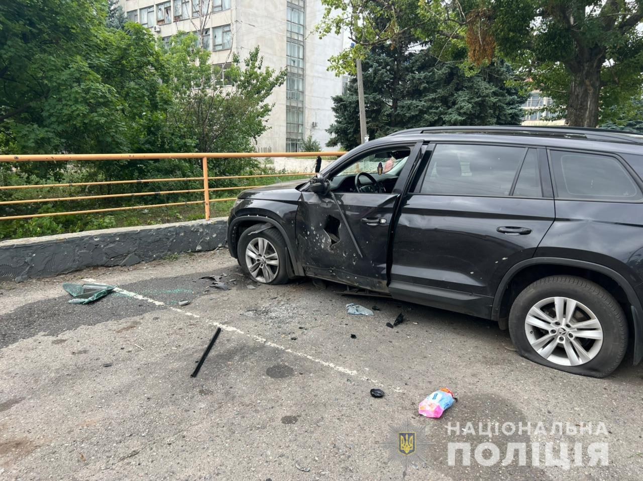 повржеденная осколками машина в Донецкой области