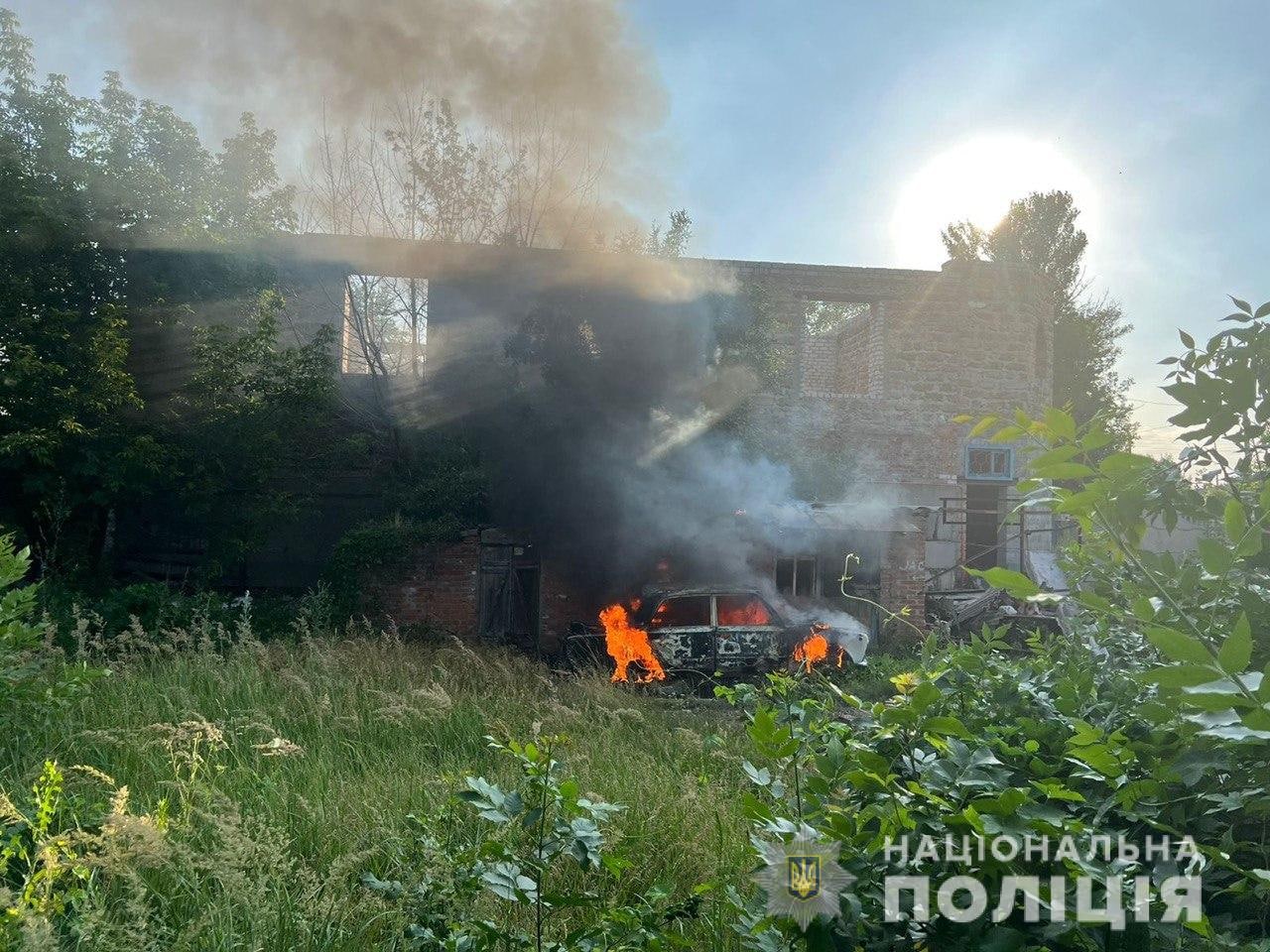 пожежа на зруйнованій будівлі після обстрілу в Донецькій області