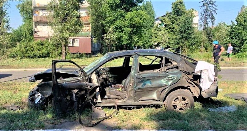 разбомбленная машина в Доброполье