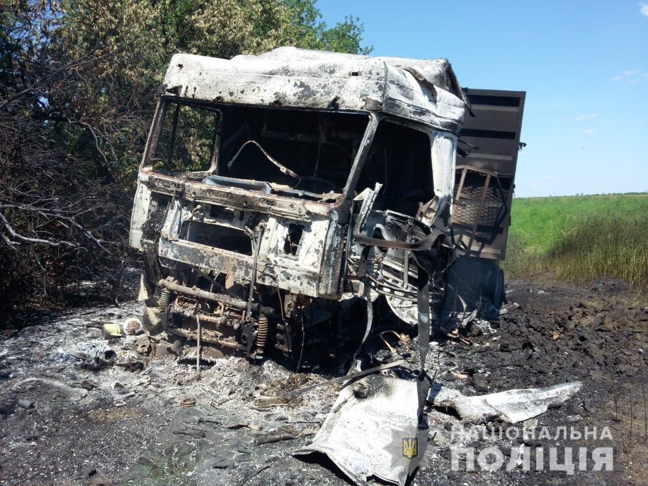сгоревший грузовик после обстрела 30 июля в Донецкой области