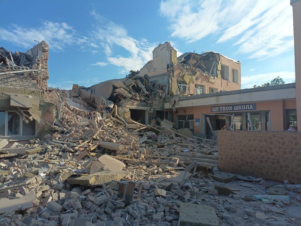 У Бахмуті російські окупанти вщент розбомбили школу у центрі міста (ФОТО, ВІДЕО)