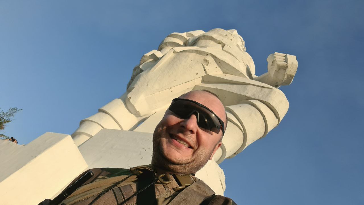 український військовий біля пам'ятника Артему у Святогірську