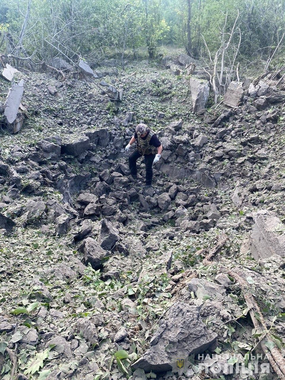 воронка на месте взрыва в Донецкой области