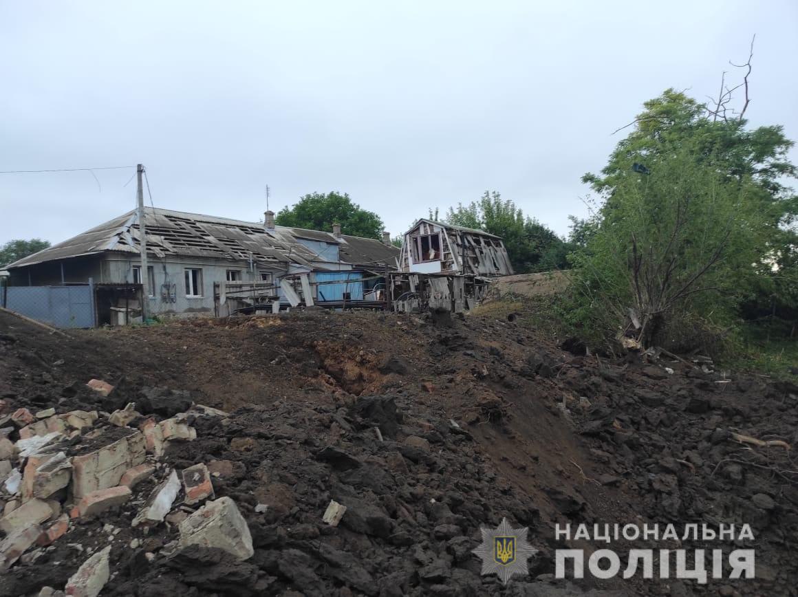 воронка возле частного дома после обстрела РФ в Донецкой области