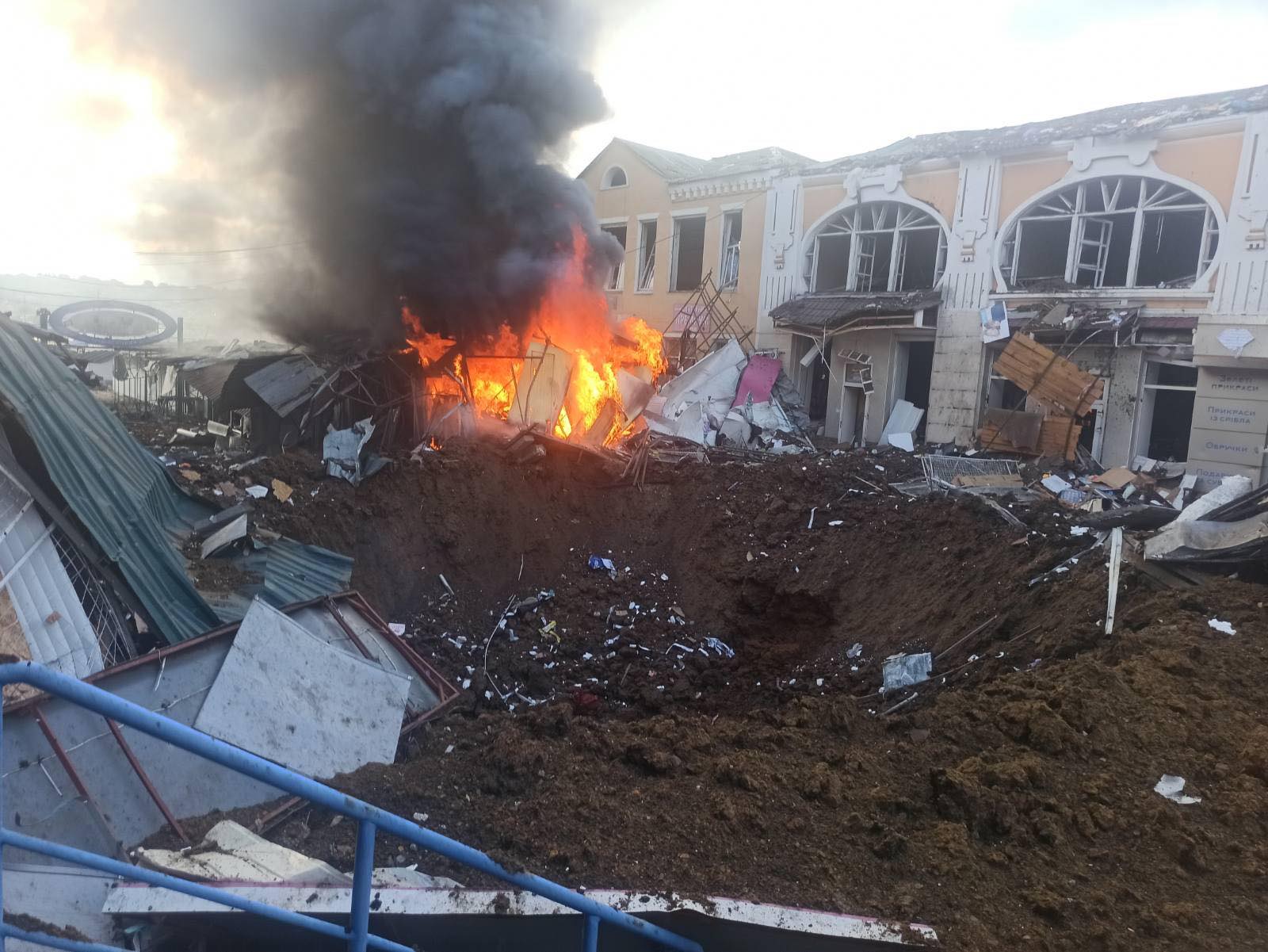 Бахмут: російська армія завдала авіаудару по центру міста. Обстріляли ринок 5