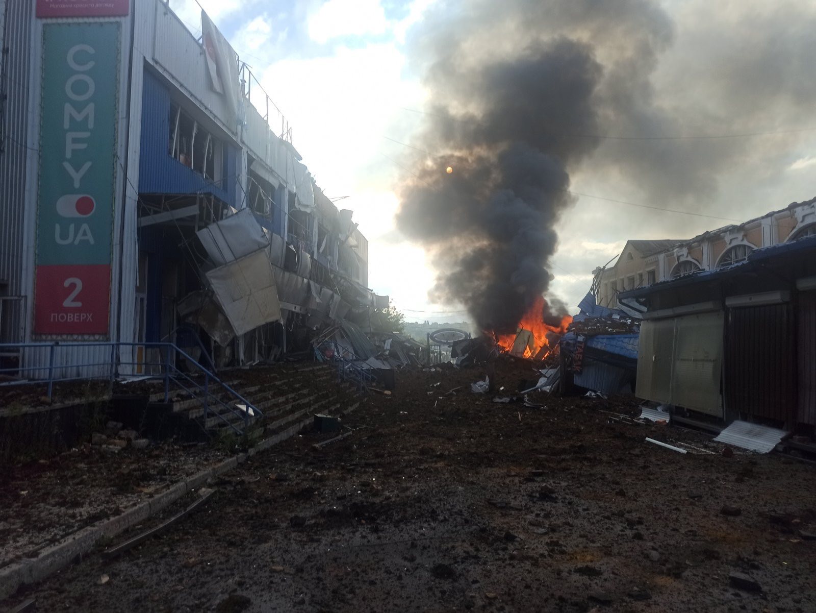 Бахмут: російська армія завдала авіаудару по центру міста. Обстріляли ринок 2