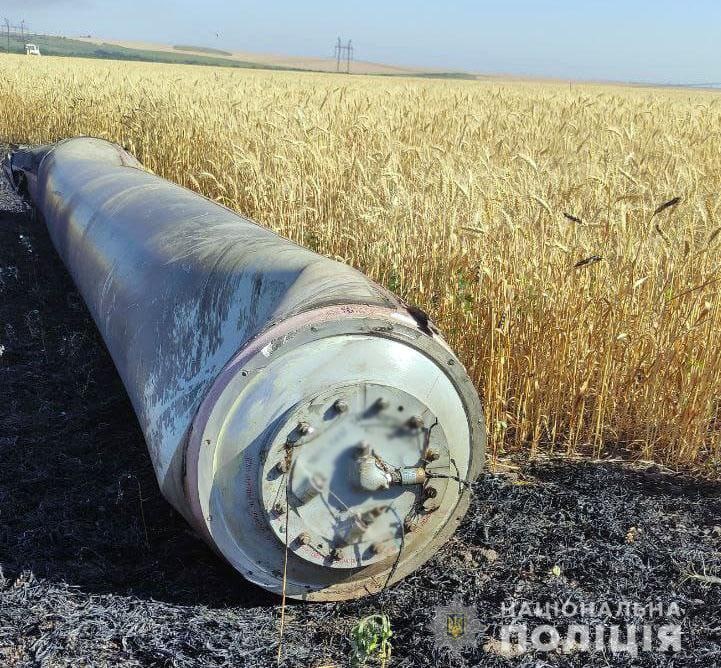 згоріле поле пшениці на корню та снаряд в Донецькій області