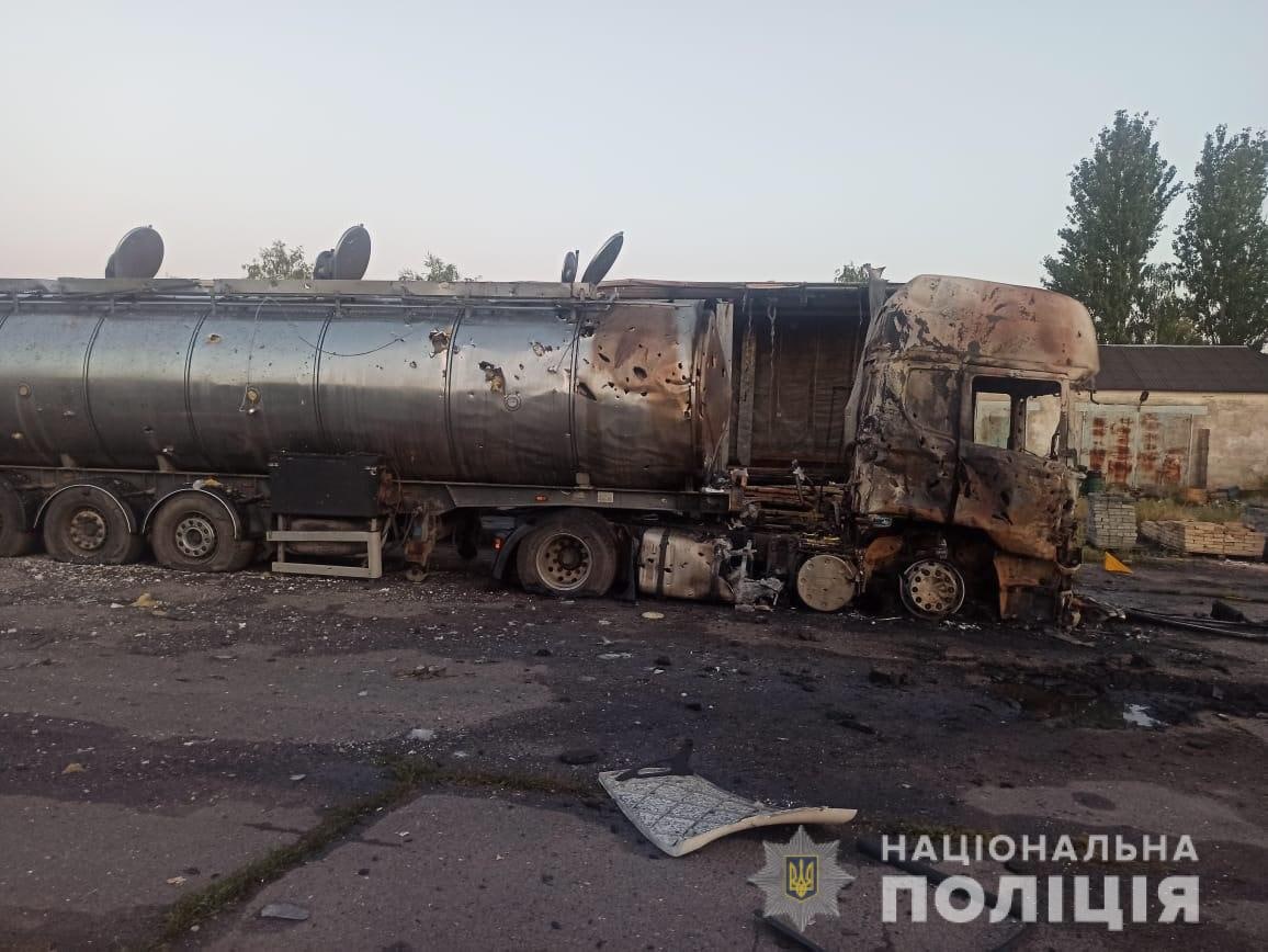 уничтоженный грузовик после обстрелов 26 июля в Донецкой области