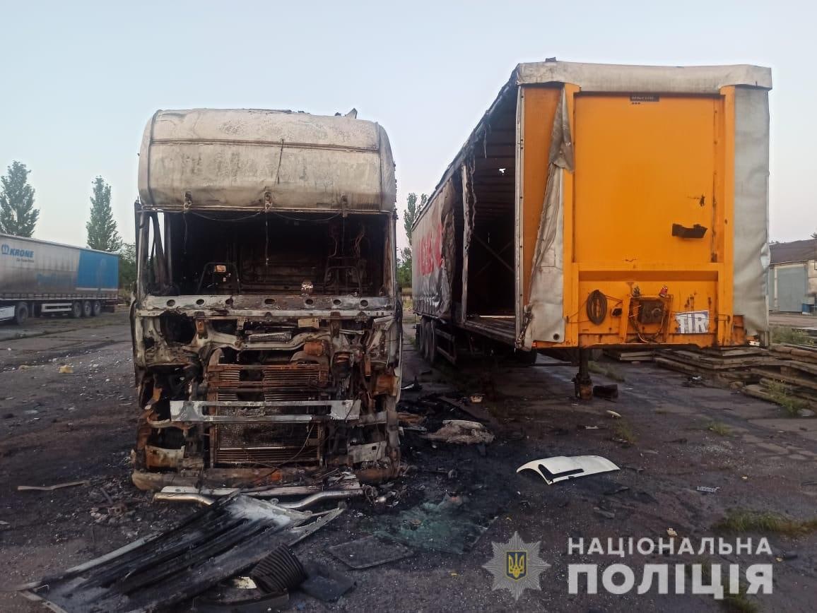 знищені обстрілом вантажівки в Донецькій області