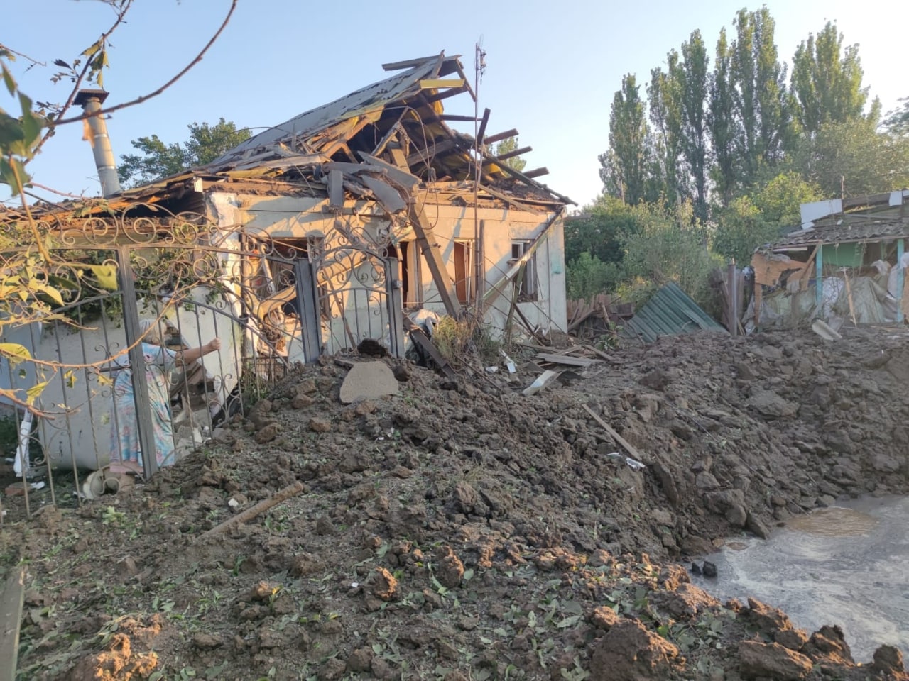 разрушенный частный дом после обстрела в Константиновке