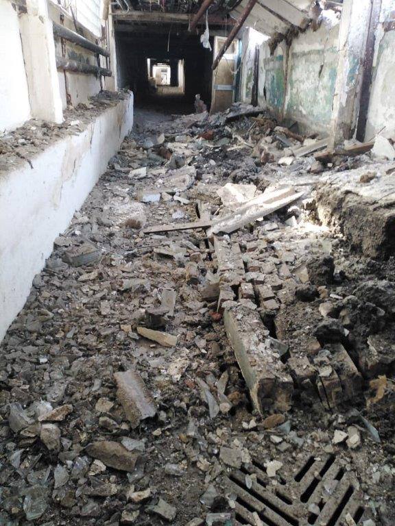 разрушенное здание свинокомплекса в Новолуганском в Бахмутском районе