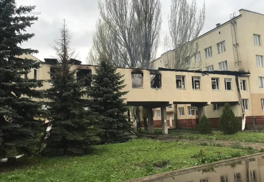 Оккупанты с 24 февраля убили в Донецкой области по меньшей мере 5 врачей, 12 получили ранения. Что с больницами