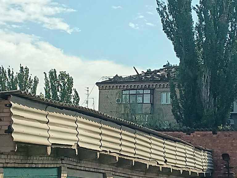 Поранені щонайменше двоє цивільних: окупанти вдарили по центру Бахмута (ФОТО, ВІДЕО)