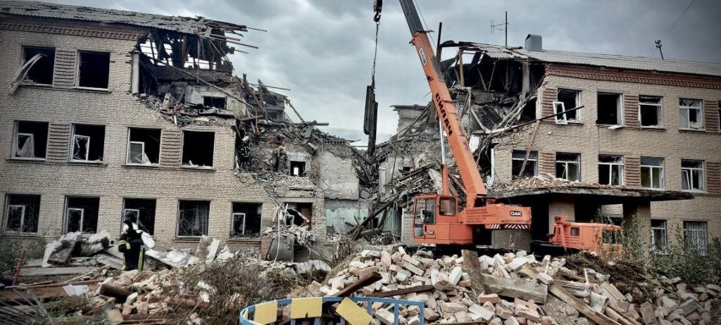 Под завалами разрушенного интерната в Николаевке нашли тело человека