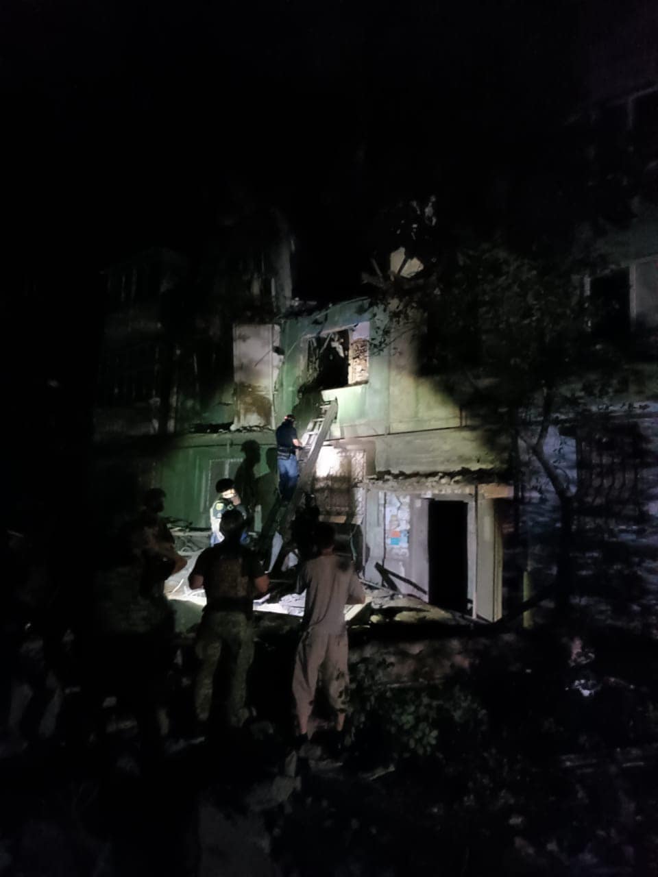 Оккупанты ударили по многоэтажке в Константиновке