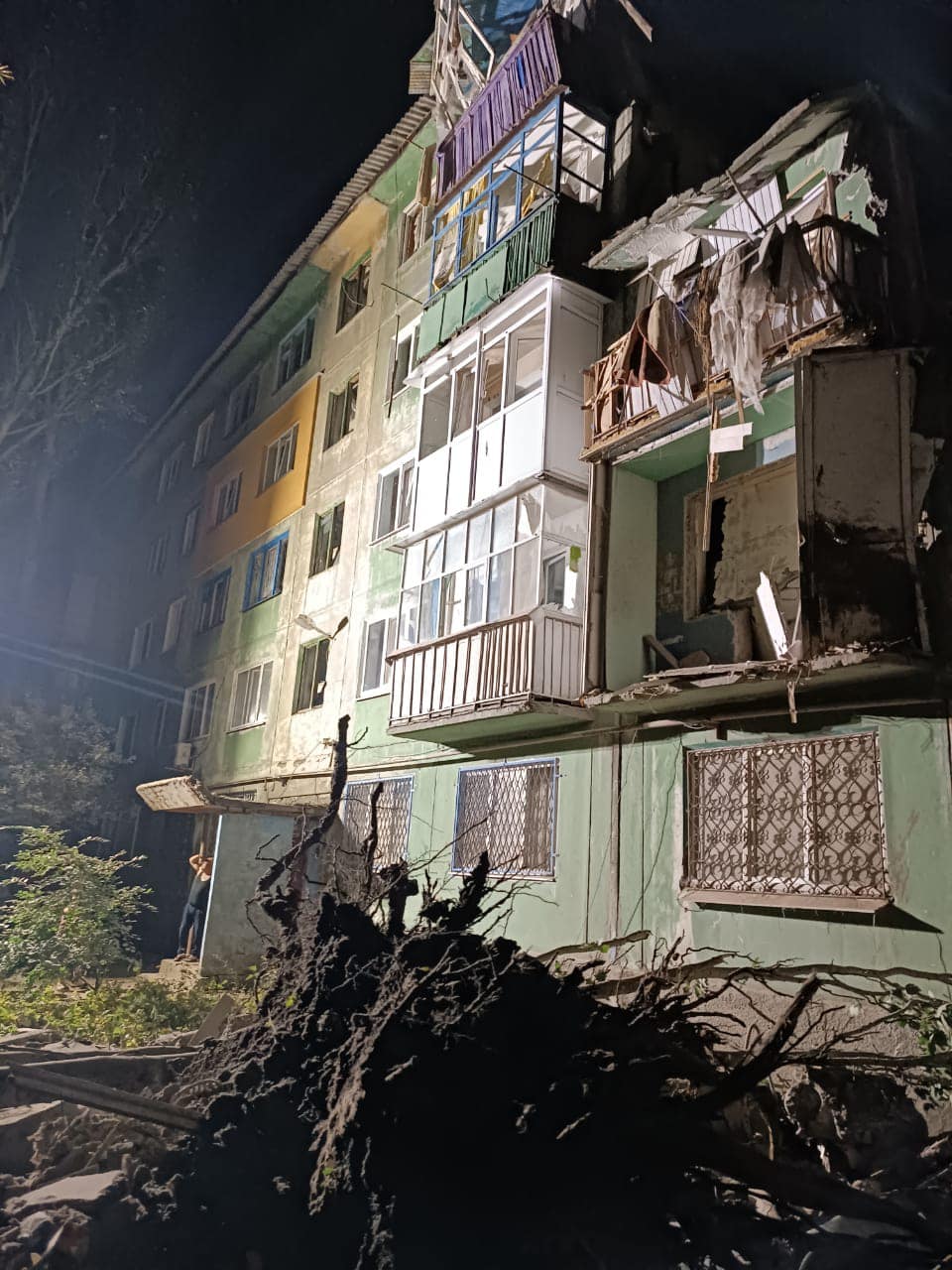 Оккупанты ударили по многоэтажке в Константиновке