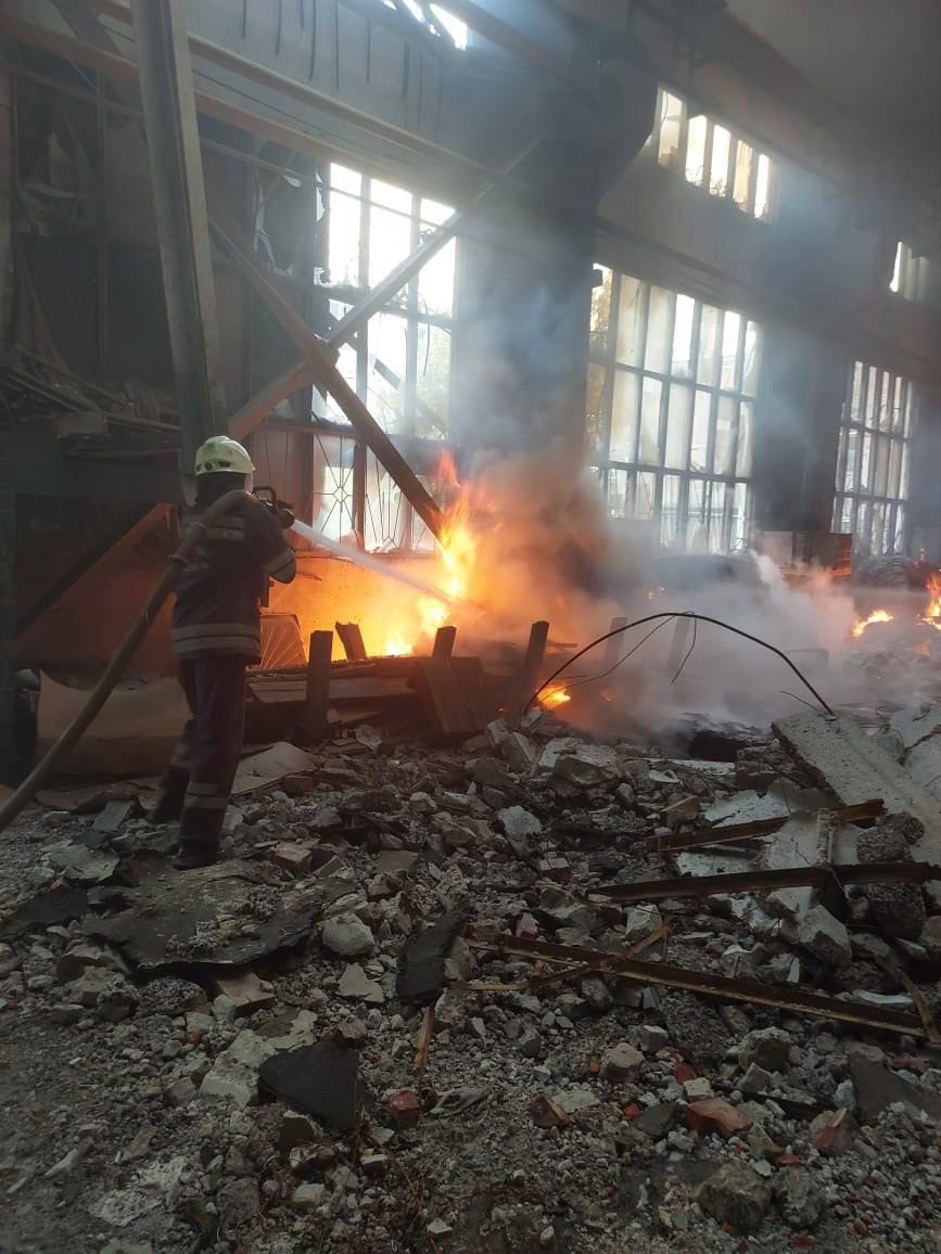 Росіяни обстріляли завод кольорових металів у Бахмуті. Горіли обладнання та меблі підприємства (ФОТО) 2