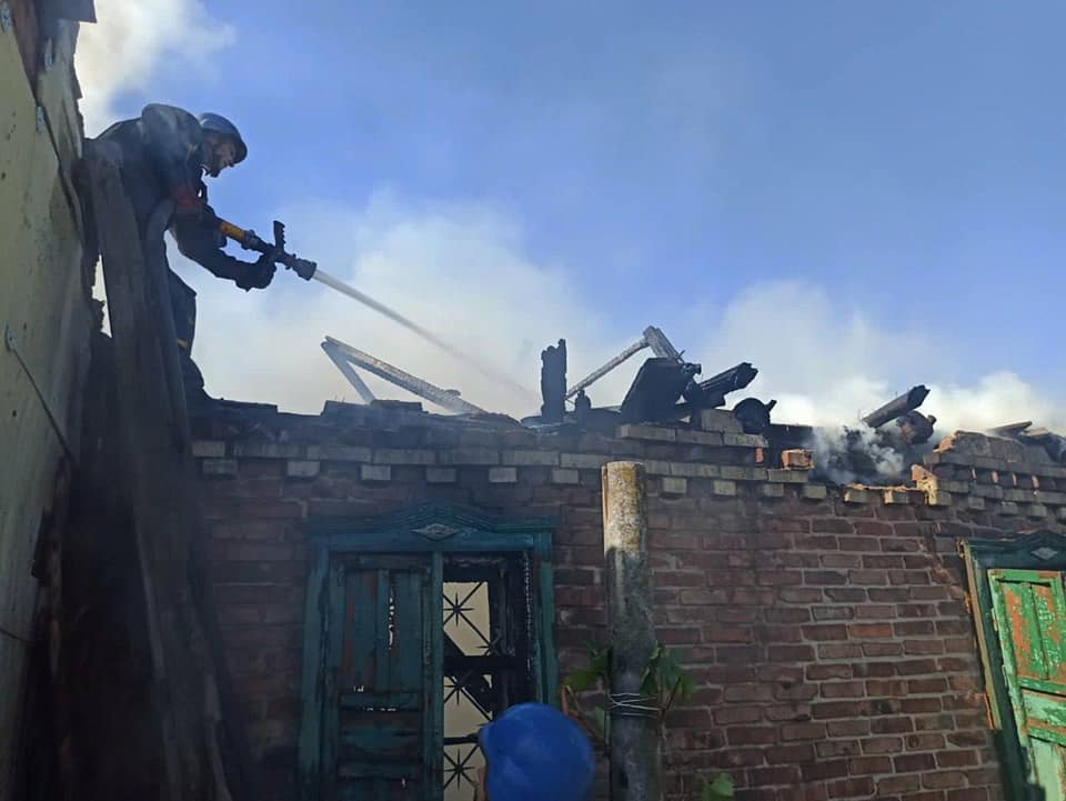 В Торецке оккупанты уничтожили еще 2 частных дома и повредили местную школу 1