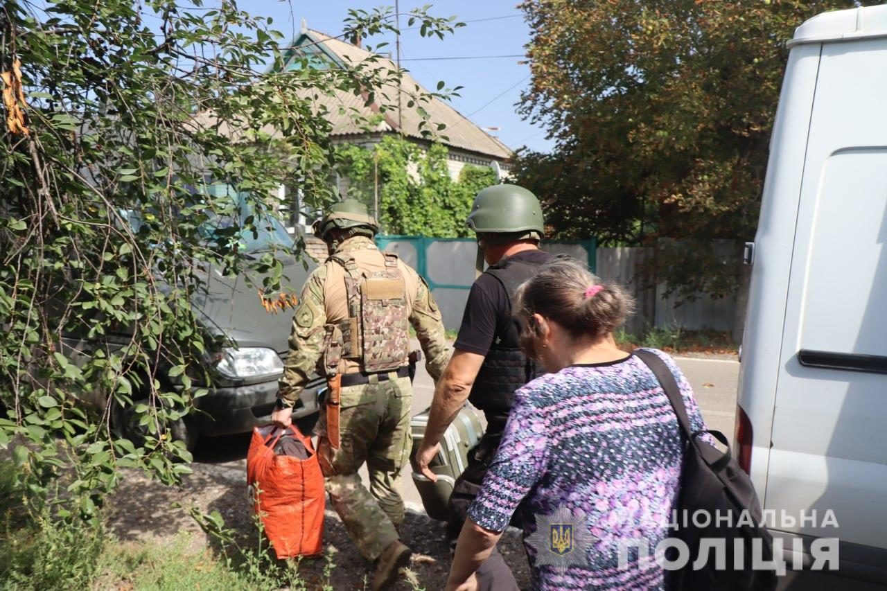 З Сіверська, по якому щодня летить понад 200 снарядів, вдалося вивезти ще кількох людей 6