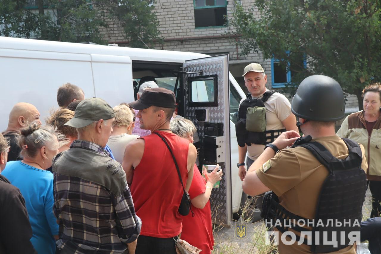 З Сіверська, по якому щодня летить понад 200 снарядів, вдалося вивезти ще кількох людей 4