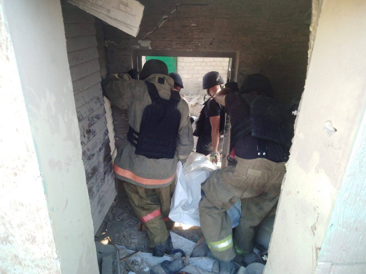 В Бахмуте оккупанты огнем из артиллерии убили женщину и разрушили 2 жилых дома 3