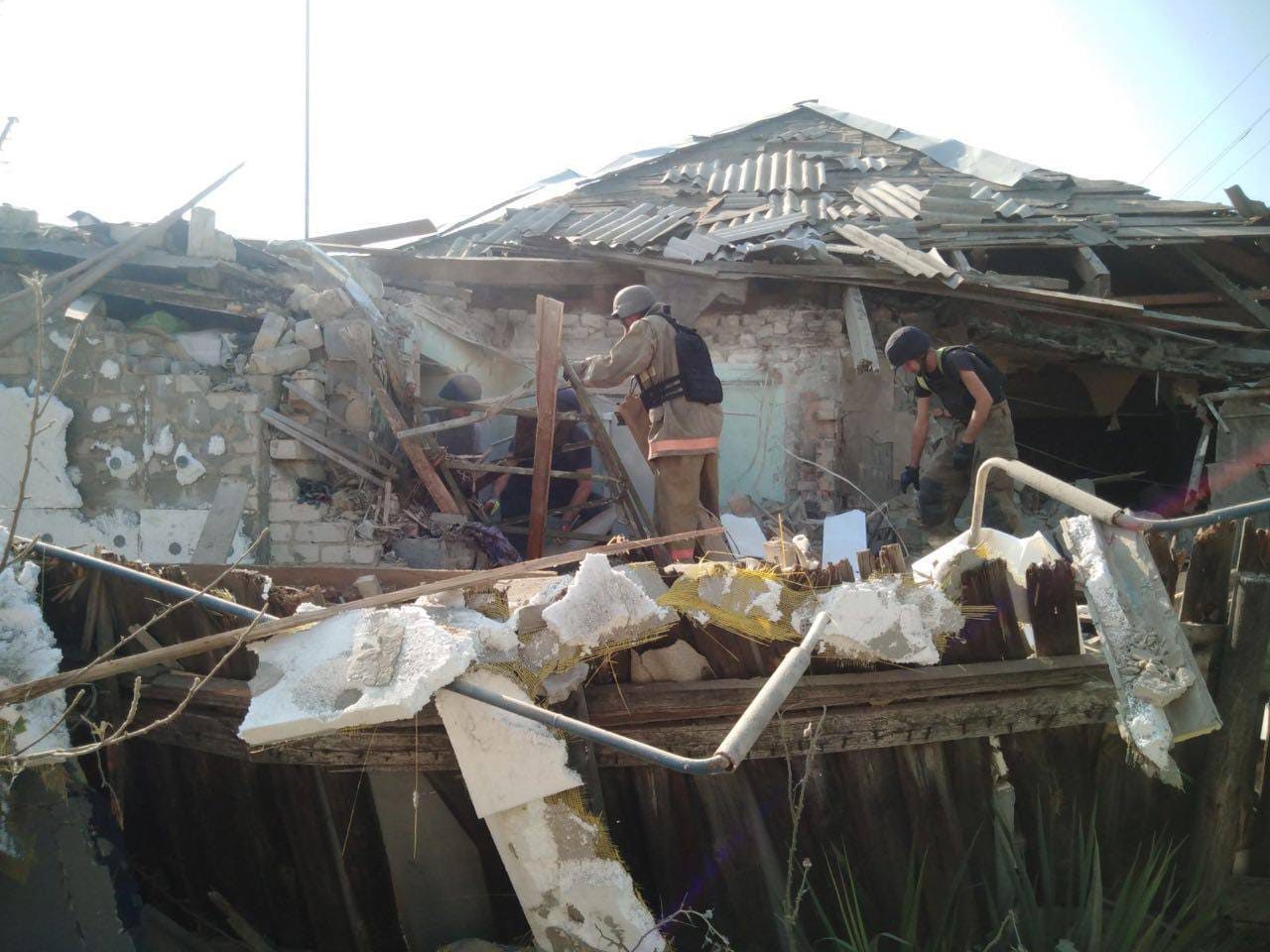 В Бахмуте оккупанты огнем из артиллерии убили женщину и разрушили 2 жилых дома 2