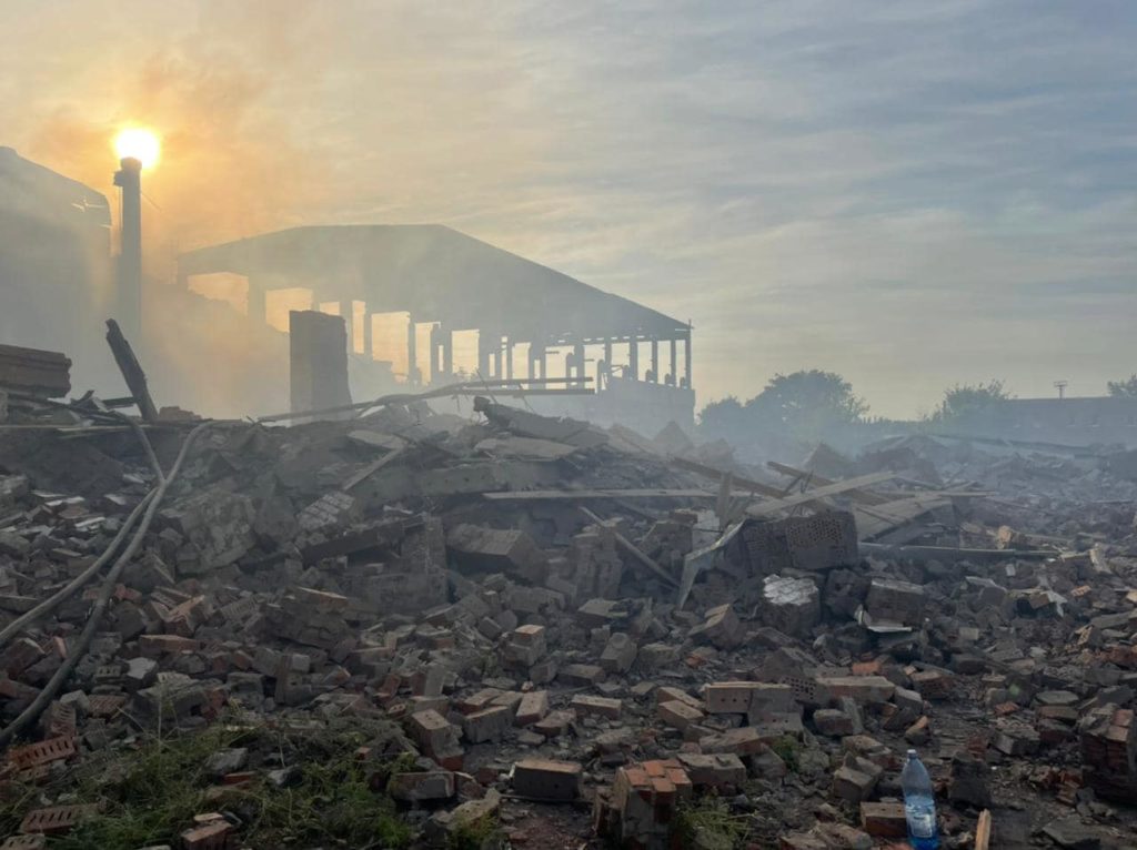 Росіяни обстріляли район залізничного вокзалу у Слов’янську. Згоріли приватний будинок та склад керамічної продукції (ФОТО, ВІДЕО)