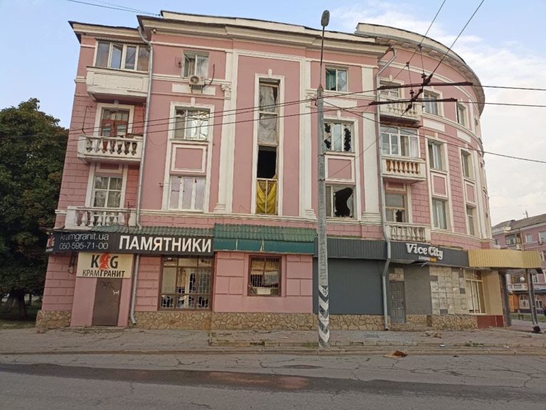 Постраждалих немає: вночі загарбники вдарили по залізниці та цивільних спорудах у Краматорську (ФОТО)