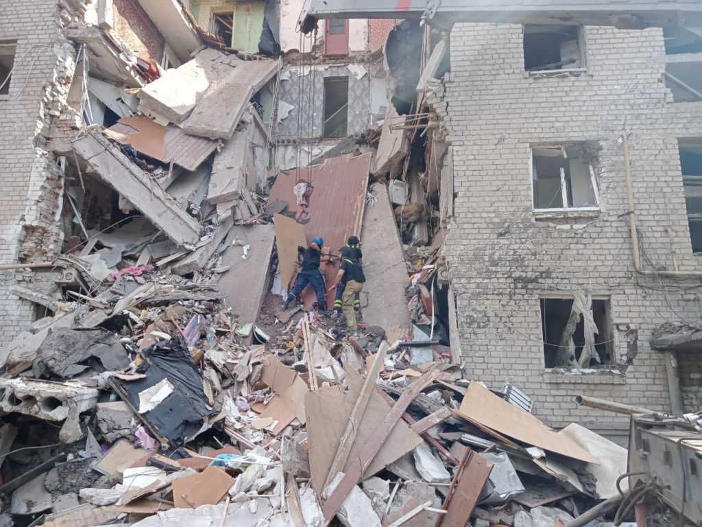 Спасатели достали из-под завалов 5-этажки в Бахмуте тело человека (ВИДЕО)