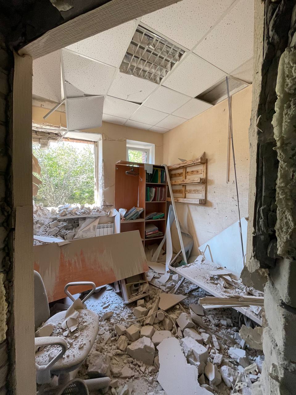 Оккупанты в Славянске разрушили базу украинского Красного Креста 3