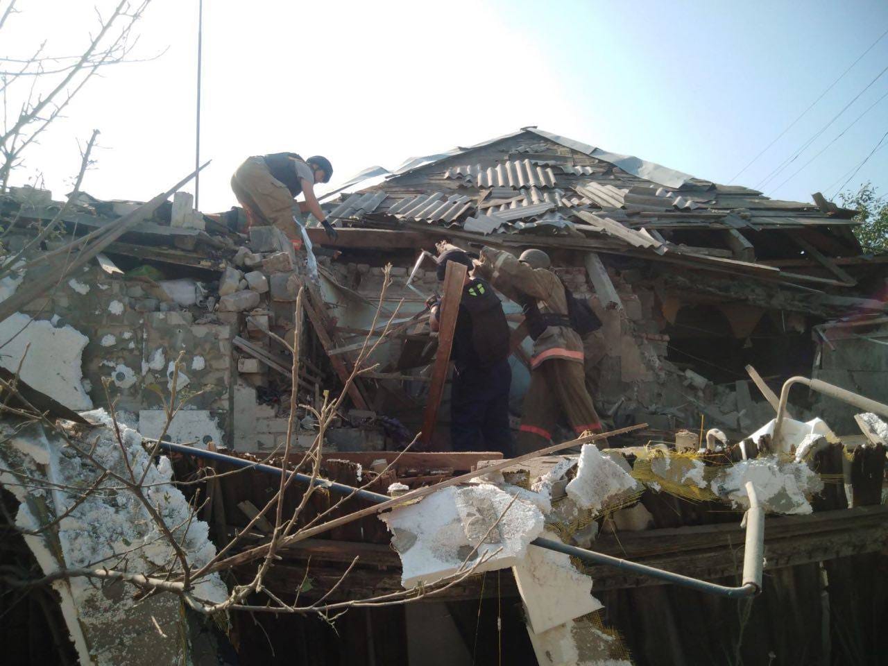 В Бахмуте оккупанты огнем из артиллерии убили женщину и разрушили 2 жилых дома 1