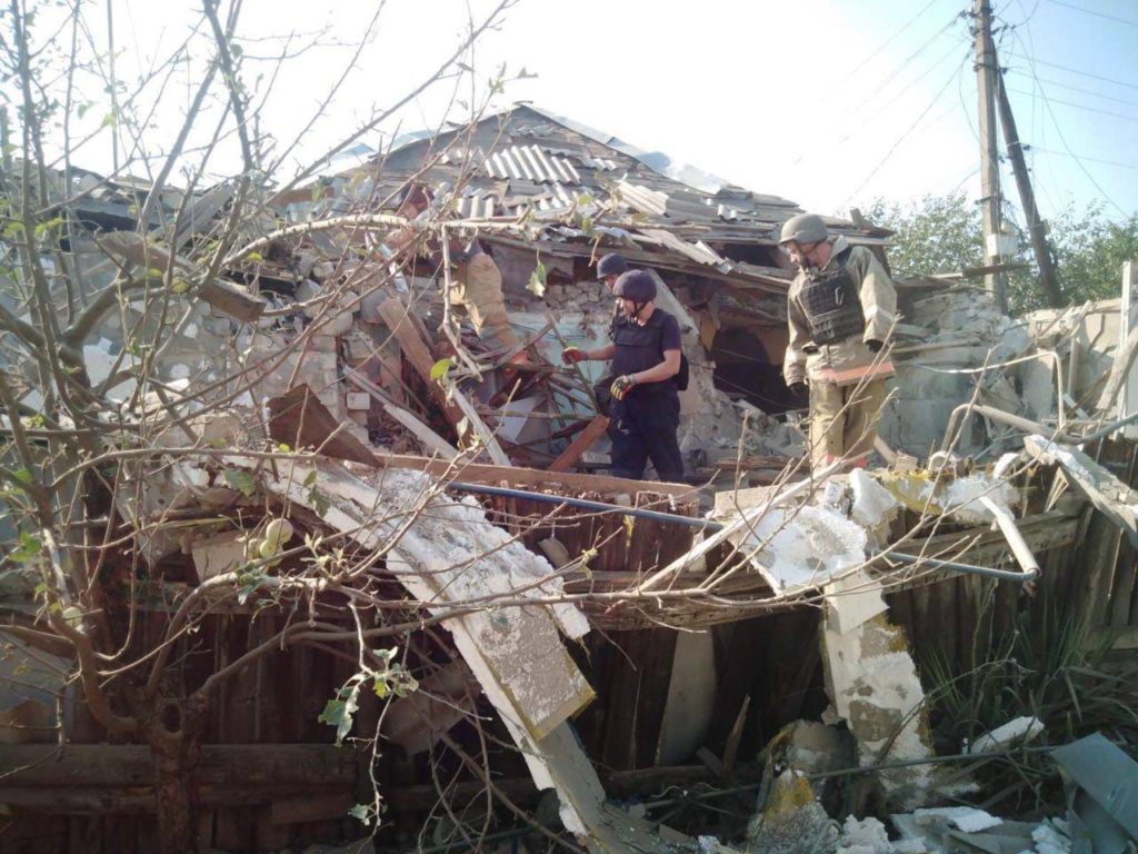 В Бахмуте оккупанты огнем из артиллерии убили женщину и разрушили 2 жилых дома