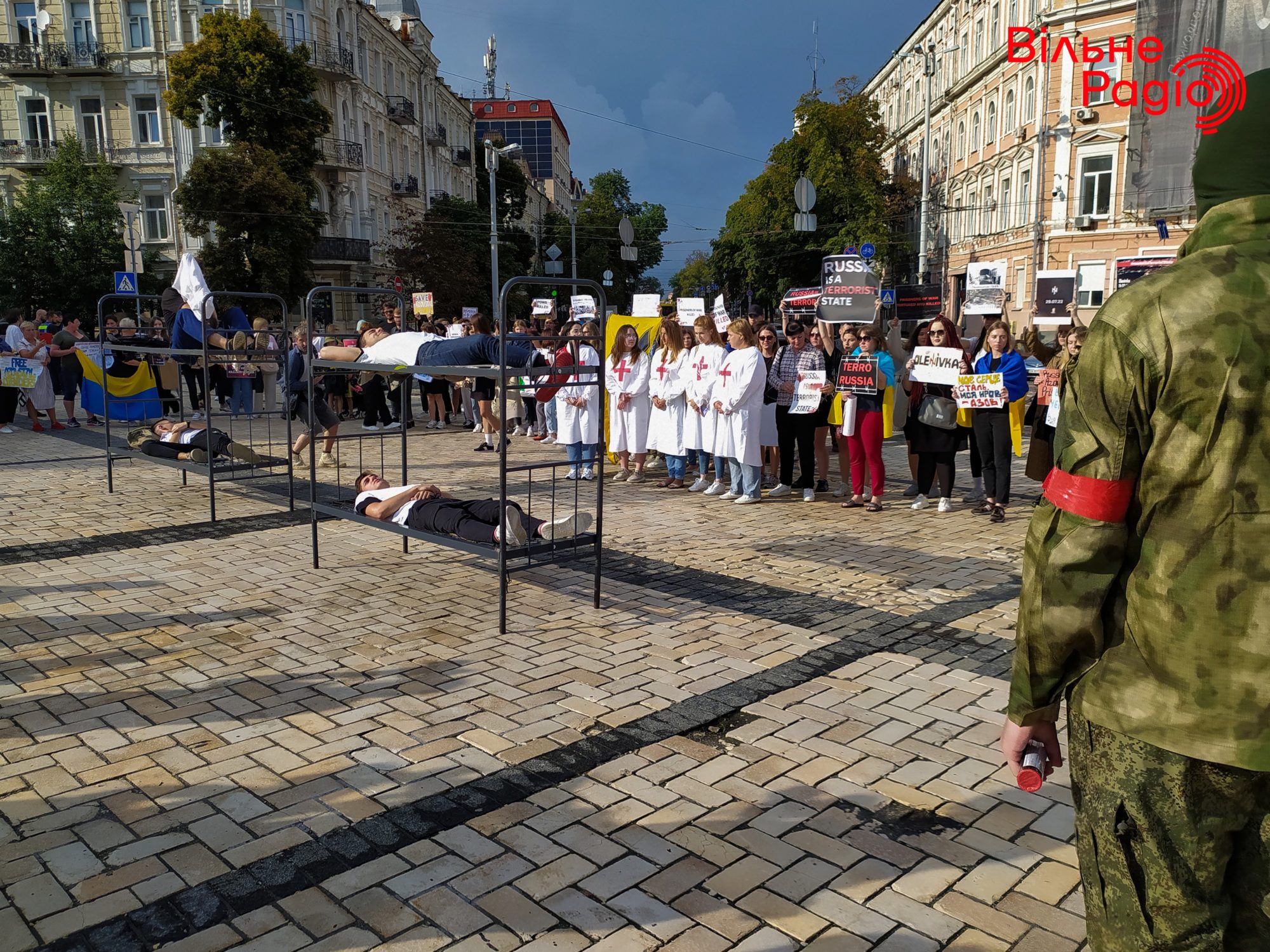 “Вони обіцяли безпеку”: у Києві родичі бійців “Азовсталі” закликали МКЧХ врятувати їхніх близьких 3