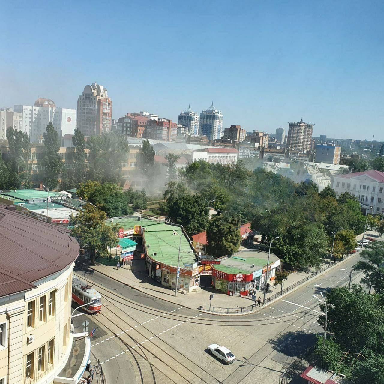 Мощные взрывы в Донецке: обстреляли “администрацию” главаря т.н. “ДНР” 1