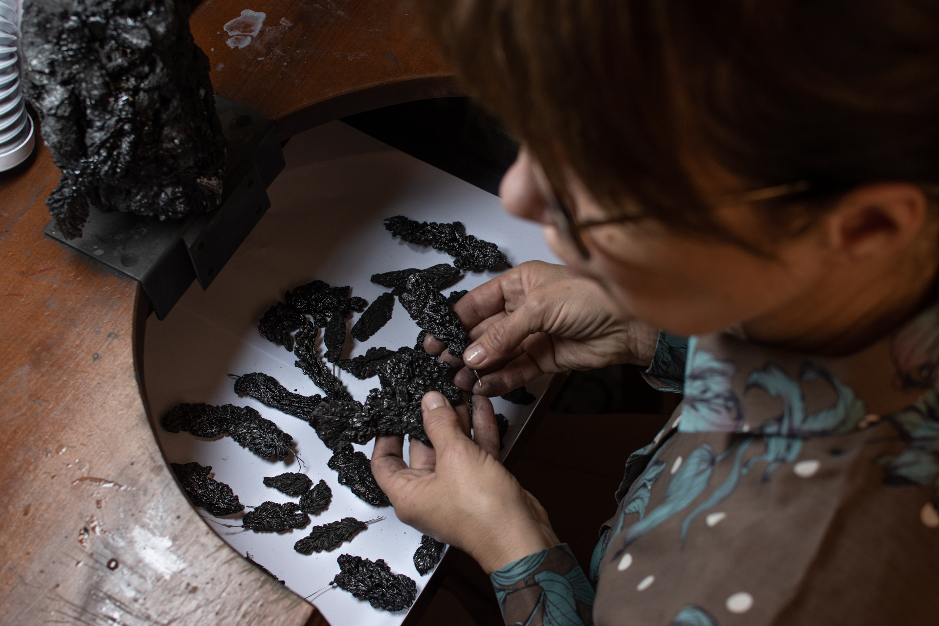 Переселенка з Донецька Тетяна Калюжна понад 20 років власноруч виготовляє ювелірні прикраси та артоб’єкти з природних каменів і мінералів